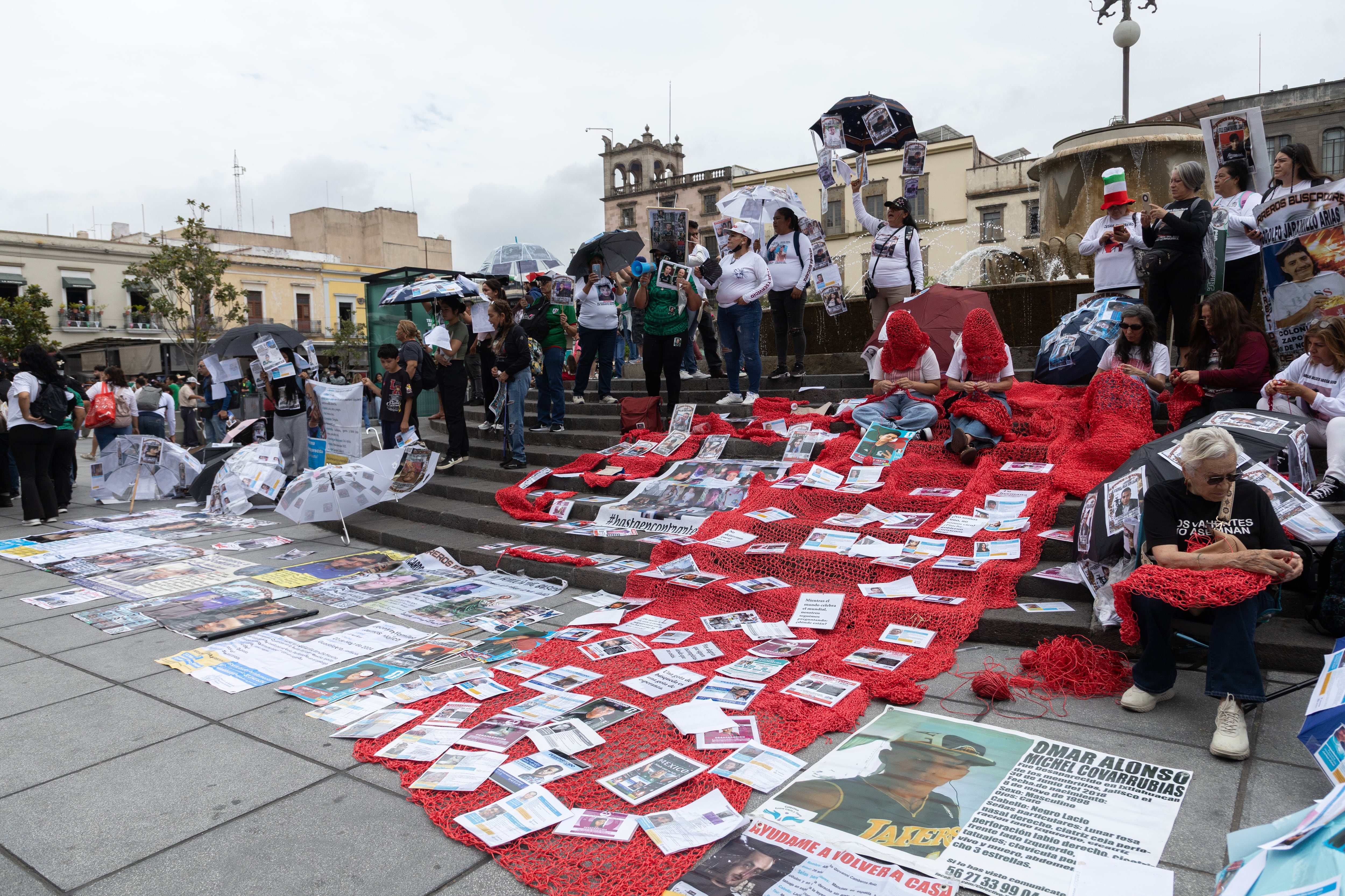 Colectivos de madres buscadoras se manifestaron a un lado del Fan Fest de Guadalajara, Jalisco, durante la inauguración del mundial.