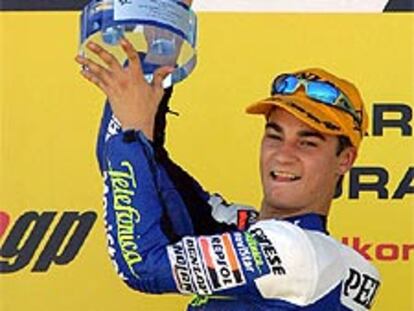 Daniel Pedrosa posa con su trofeo.