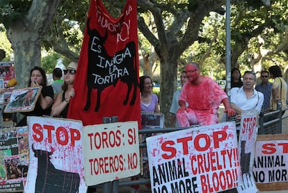 Un grupo de abolicionistas con pancarta contra la fiesta de los toros, en las puertas del parlamento catalán.