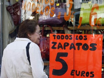 Una mujer mira un escaparate en un comercio de Madrid