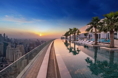 La pasada primavera se inauguró la ‘infinity pool’ más alta del mundo. Y, cómo no, está en <a href="https://elviajero.elpais.com/elviajero/2019/03/22/album/1553267063_293647.html" target="">Dubái </a> (EAU), la misma ciudad que también acoge el edificio más alto del mundo (Burj Khalifa) o el mayor centro comercial. Se encuentra en la última planta del hotel <a href="https://www.addresshotels.com/en/resorts/address-beach-resort/" target="">Dubái </a> (la 77), y desde sus casi 300 metros de altura se despliega el ‘skyline’ de la metrópoli y algunos de sus hitos arquitectónicos, como La Palmera, un extravagante distrito construido sobre el mar.