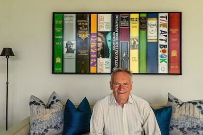 Pasiones literarias: Jeffrey Archer, delante de un lienzo que representa sus libros favoritos y tiene colgado en una de las paredes del recibidor de su casa en la isla de Mallorca.