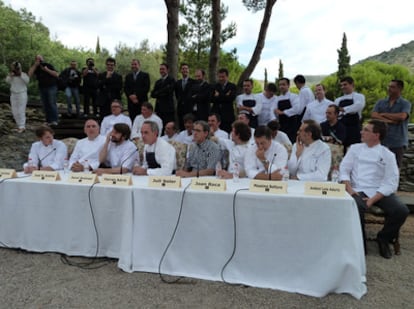 El famoso chef Ferran Adrià, junto a miembros de su equipo de cocineros, conversa con los periodistas antes del cierre de su restaurante