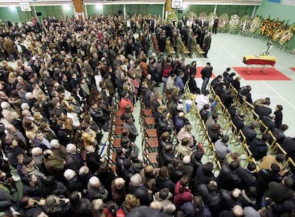 Centenares de personas asisten al funeral de la soldado Idoia Rodríguez en el Polideportivo de Friol.