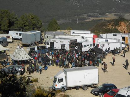 Els participants de la 'rave' il·legal aquest dissabte al migdia.