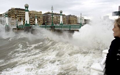 En la imagen, el puente de Kursaal -que sufrió importantes daños- golpeado por las olas.