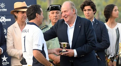 Don Juan Carlos, en la final del torneo de Polo en Sotogrande. Detrás de él, su hija Elena y sus nietos, Felipe y Victoria.