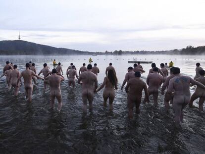 Dezenas de pessoas participam nuas nesta quinta-feira do banho de caridade pelo solstício de inverno no lago Burley Griffin, em Canberra (Austrália). 