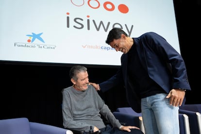 El entrenador del Girona, Michel Sánchez (der.), y el exfutbolista Juan Carlos Unzué (izq.), en el acto de presentación de la plataforma.