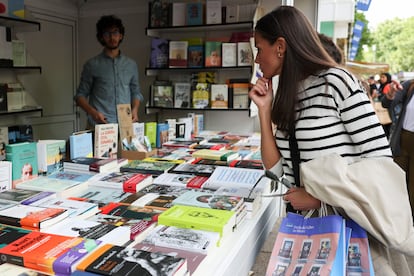 La reina Letizia, durante su visita a la última Feria del Libro de Madrid, celebrada el pasado mes de mayo en el Parque del Retiro.