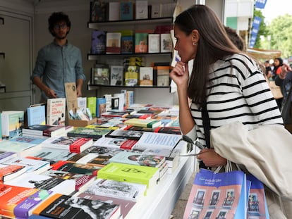 La reina Letizia, durante su visita a la última Feria del Libro de Madrid, celebrada el pasado mes de mayo en el Parque del Retiro.