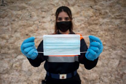 Una miembro de Protección Civil, durante un reparto de mascarillas faciales en Ronda, en abril de 2020.