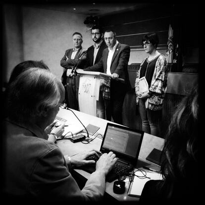 El portaveu de Compromís al Congrés, Joan Baldoví, amb els diputats Enric Bataller, Ignasi Candela i Marta Sorlí, durant la roda de premsa que van oferir ahir al Congrés dels Diputats.