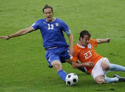 Ambrosini pelea por el balón con Van der Vaart en el Holanda-Italia.
