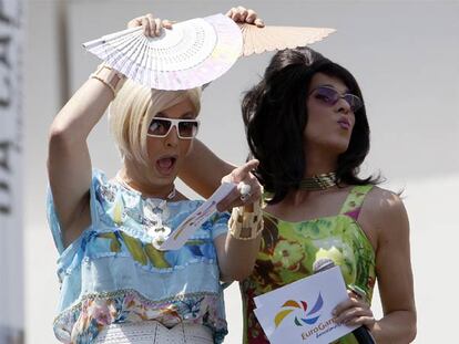 Las <i>drags</i> Kyra y Sharonne, ayer durante su actuación en la clausura de los Eurogames 2008.