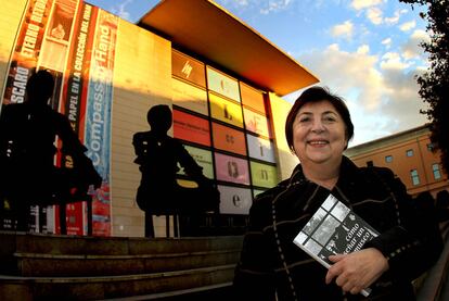 Encarna Jiménez Losantos, en la explanada del Institut Valencià d&#39;Art Modern (IVAM).