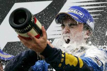 Fernando Alonso se da un <i>baño</i> de champaña tras su triunfo en Hockenheim.