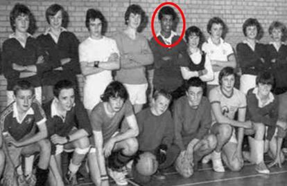 Khalid Masood (em vermelho) quando era Adrian Russel Ajao, na escola.