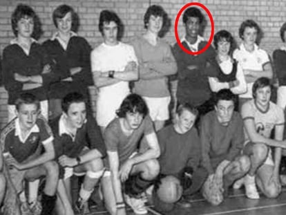 Khalid Masood (em vermelho) quando era Adrian Russel Ajao, na escola.