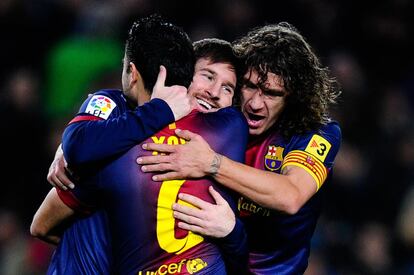 Messi celebra con un gol con Xavi y Puyol.
