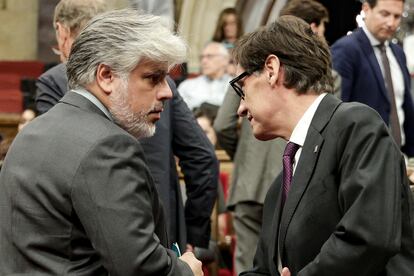 Albert Batet, presidente del grupo parlamentario de Junts, conversa con Salvador Illa, líder del PSC y jefe de la oposición, antes del inicio del debate de Política General en el Parlament.