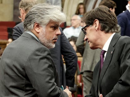 El portavoz de Junts, Albert Batet, conversa con el líder del PSC, Salvador Illa, en el Debate de Política General en el Parlament de Catalunya.