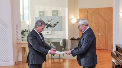 El primer ministro de Finlandia, Antti Rinne, (derecha) entrega su carta de dimisión al presidente Sauli Niinisto, este martes en Helsinki.