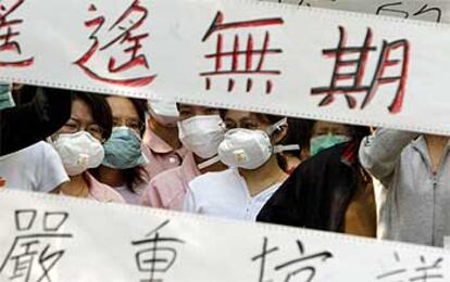 Trabajadoras del hospital municipal Ho Ping de Taipei (Taiwan) protestan por la cuarentena impuesta al centro sanitario.