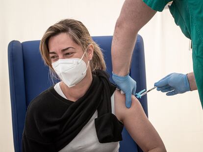 A health worker administers the Covid-19 vaccine in Valencia.