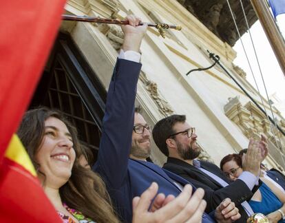 El socialista José Hila saluda desde el balcón del consistorio tras ser investido alcalde de Palma en octubre de 2019.