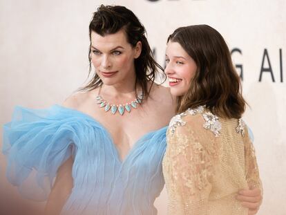 Milla Jovovich y su hija, Ever Anderson, en la gala amfAR de Cannes celebrada en el Hotel du Cap-Eden-Roc, el 26 de mayo de 2022.