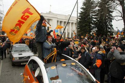 Un grupo de seguidores de Yúschenko se dirigen al Parlamento esta mañana en Kiev.