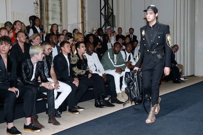 Peter Brant junior, guapo, rico heredero e íntimo del diseñador de Balmain, defendiendo la idea de moda con credibilidad callejera de la casa, en su desfile de París, este fin de semana.