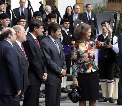 La Reina doña Sofía saluda, a su llegada a Oviedo para asistir a la ceremonia de entrega de los Premios Príncipe de Asturias que tendrá lugar en el Teatro Campoamor de la capital del Principado. Doña Sofía ha sido recibida en el Hotel de la Reconquista, entre otras autoridades, por el presidente del Principado, Javier Fernández (3i).