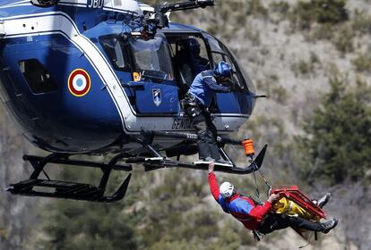 Un helicptero de la Gendarmera francesa en el lugar del accidente.