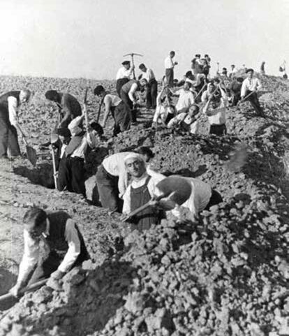 Photograph taken by Gerda Grepp during the Civil War in Spain. 