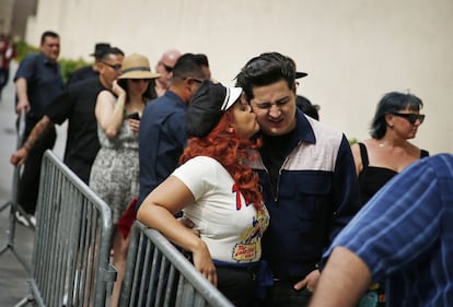 Una pareja se besa antes de un concierto de 'rockabilly' en Las Vegas (EE UU), el 5 de abril de 2015.