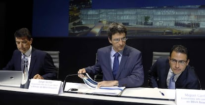 Jorge Sicilia (c), economista jefe del BBVA; Miguel Cardoso (d), economista jefe para España en BBVA Research, y Rafael Doménech, economista jefe de Economías Desarrolladas.