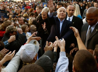 El candidato republicano, John McCain, en un acto electoral en la universidad Christopher Newport, en Virginia