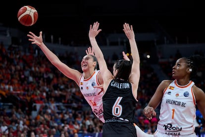 Raquel Carrera (izquierda) entra a canasta en el partido ante el CBK Mersin.