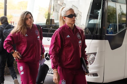 Las jugadoras de la selección española, Alexia Putellas (derecha) y Misa Rodríguez (izquierda), a su llegada este jueves al hotel en Gotemburgo (Suecia).