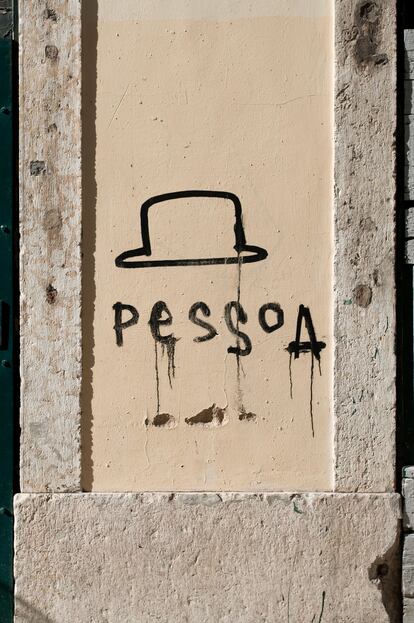 Dibujo del sombrero de Pessoa, en Lisboa.