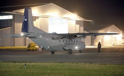 Un avión igual al modelo siniestrado se prepara para despegar en la operación de rescate que se ha organizado hoy en Chile.