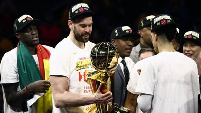 Gasol, con el trofeo de campeón.