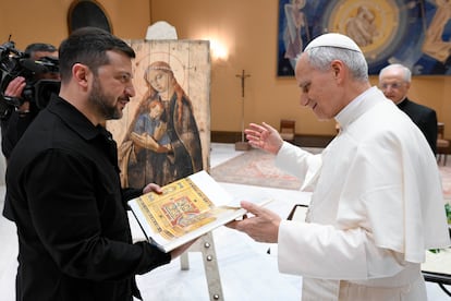 Volodímir Zelenski y papa León XIV en el Vaticano