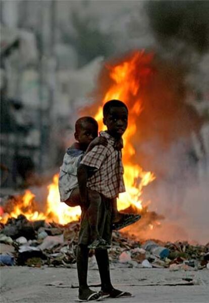 Dos niños haitianos, en una calle de Gonaives.