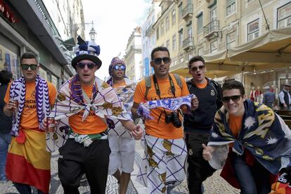 Aficionados madridistas posan para los fotógrafos en las calles de Lisboa.