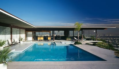 <b>Dónde:</b> Los Ángeles (Estados Unidos).<p> <b>Cuándo:</b> 1960. <p><b>Arquitecto:</b> Pierre Koenig. <p><b>¿Qué dicen los expertos?:</b> "Esta modesta casa de una sola planta ofrece vistas espectaculares. Se ha utilizado varias veces como plató cinematográfico. La célebre fotografía nocturna de Julius Shulman, en la que aparece el salón con Los Ángeles a sus pies, es una imagen imprescindible del Movimiento Moderno del siglo XX, que capta de manera magistral la elegancia suburbana del sueño americano de posguerra".<p> <b>Visitas:</b> La Casa Stahl es esquiva. No se puede ver desde la calle y las visitas (a partir de 28 dólares) se tienen que reservar con antelación y en grupos de menos de 30 personas. Aun con reserva, los visitantes deben llegar en su propio vehículo hasta el parking, ya que los vecinos "no aprecian el aumento de peatones en el vecindario". Cosas de ser una de las viviendas más hermosas del siglo XX.<p><b>www.stahlhouse.com</b>