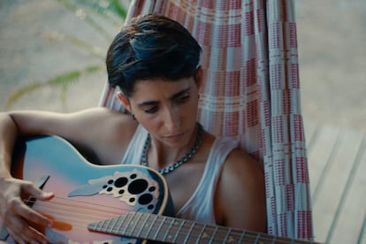 Alba Flores toca la guitarra en un fotograma del documental