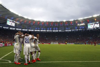 Los jugadores de Chile celebran el segundo gol marcado ante España.  juego mediante secuencias o fotomontajes.